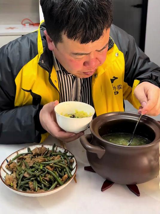 晚上23_30老公跑外卖回来了,工作16小时送了76单,今天做的韭菜土豆丝汤和肉炒豇豆角