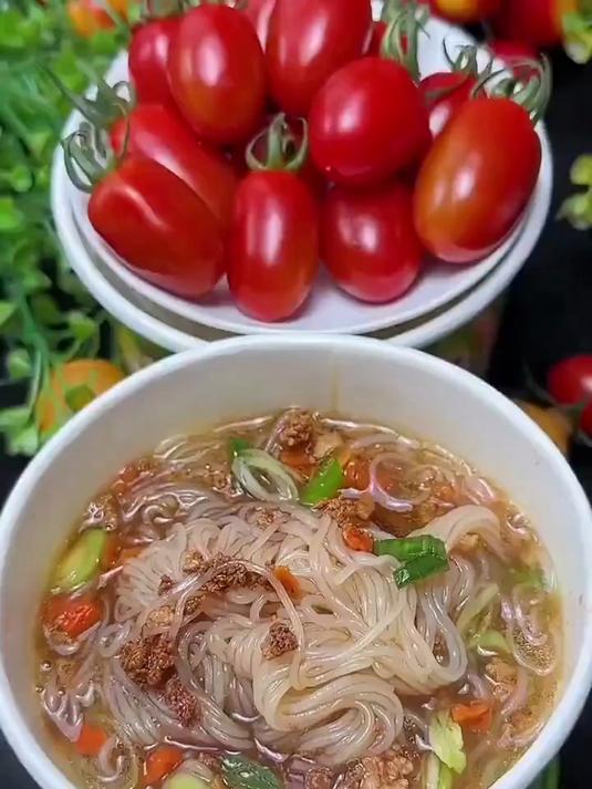 品品同学香菇鸡汤米线金汤肥牛味港式肥汁味泡面粉丝