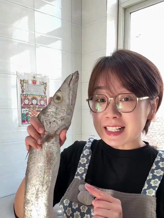 酥脆的干炸带鱼,怎样炸鱿鱼圈不脱糊