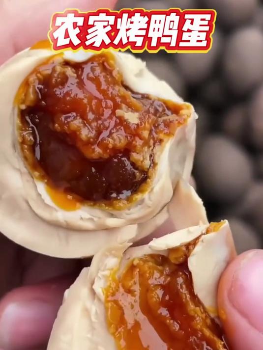 这个蟹黄香味的微山湖地道烤鸭蛋不太咸,油也很多,微山湖烤鸭蛋