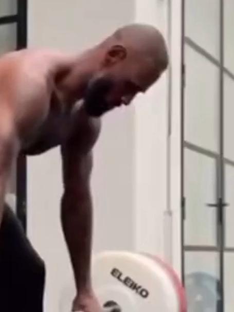 詹姆斯休赛期加练，连续举重秀肌肉，为第23个赛手做好准备