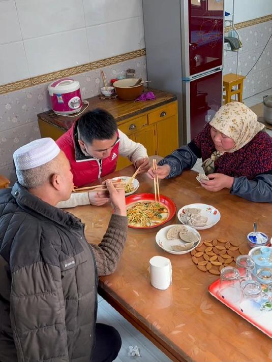 冬天是冷的,窗户都结霜了,但妈妈做的开花馍馍是热气腾腾的