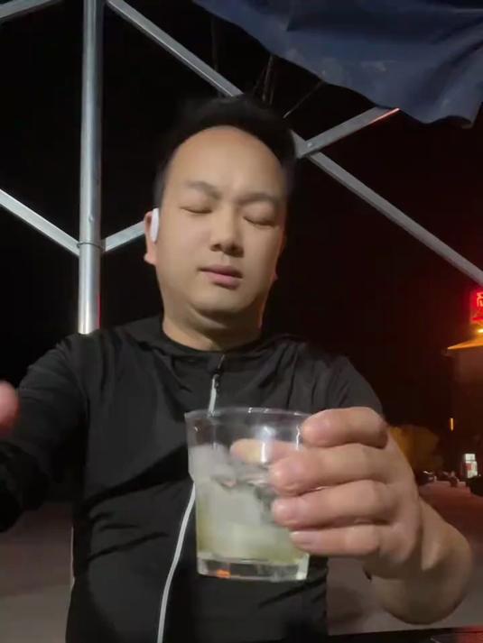 看这烤肉摊子我也走不动了