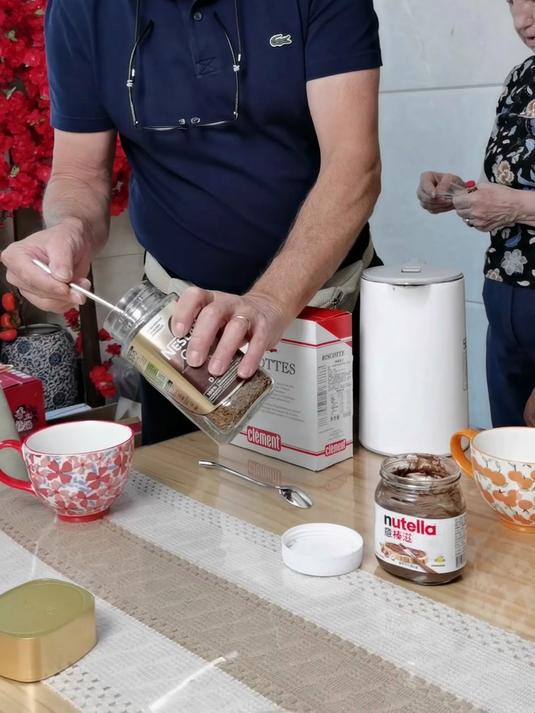 法国公婆来中国旅游 吃饭延续法国方式?