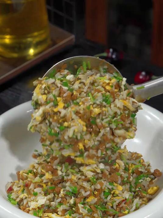 一口接一口，好吃到停不下来的外婆菜炒饭