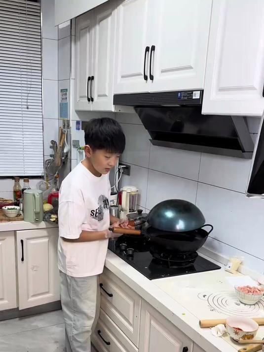 想买点烧饼吃,他非要自己做,两个铁锅竟然做出了恩施烧饼