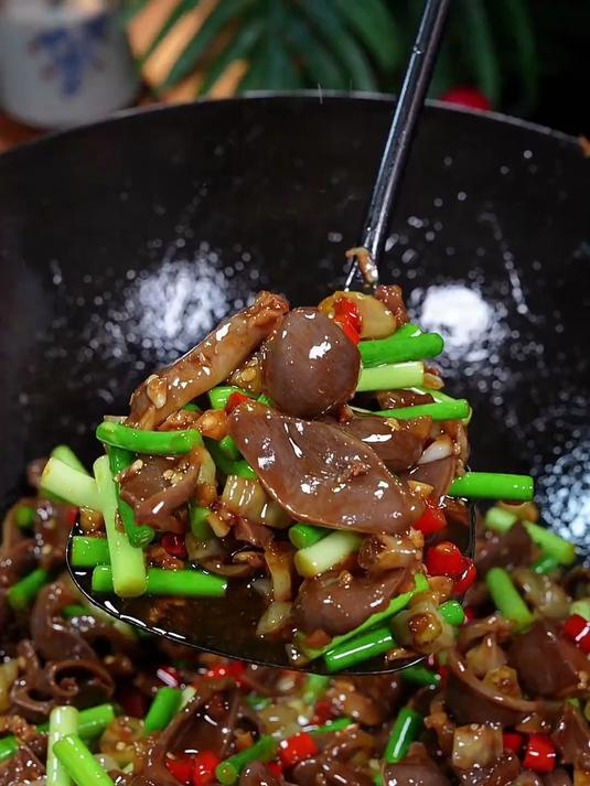 以后家里来客，做上这样一道家常下饭菜酸辣鸡胗