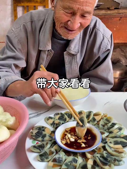 今天用鸡蛋给姥姥姥爷做个皮蛋肠，你们吃过么