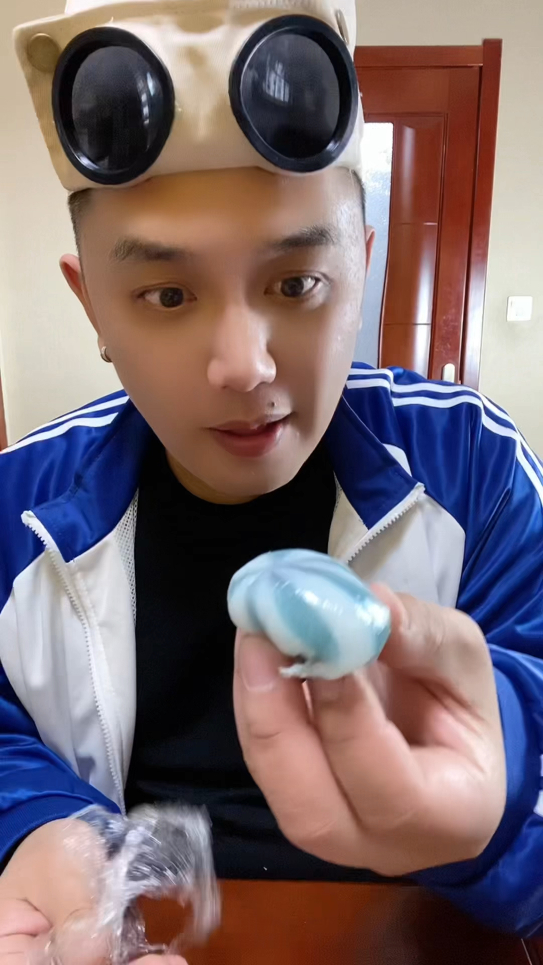 吃一个彩色的小时候年糕