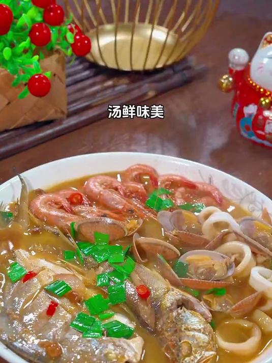 家烧海鲜拼这是我们沿海人民餐桌上必不可少的一道硬菜