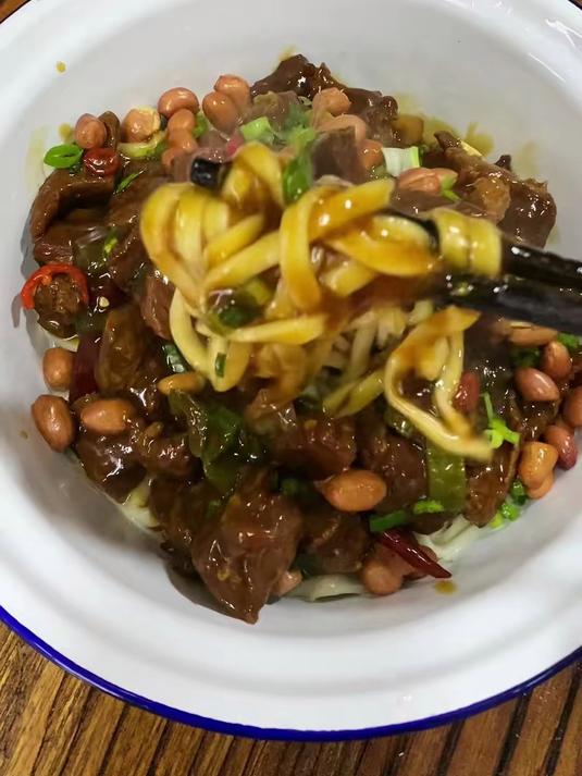 下班饿了,吃啥啥香,红烧牛肉拌面真的吃不够呀