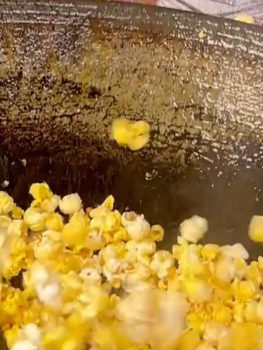 在家里做爆米花 手忙脚乱的,看得出来玉米质量很好了