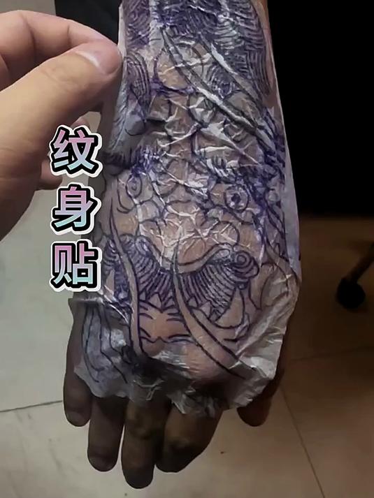 小伙子在手背上纹身,疼痛程度难忍,心疼他一秒钟