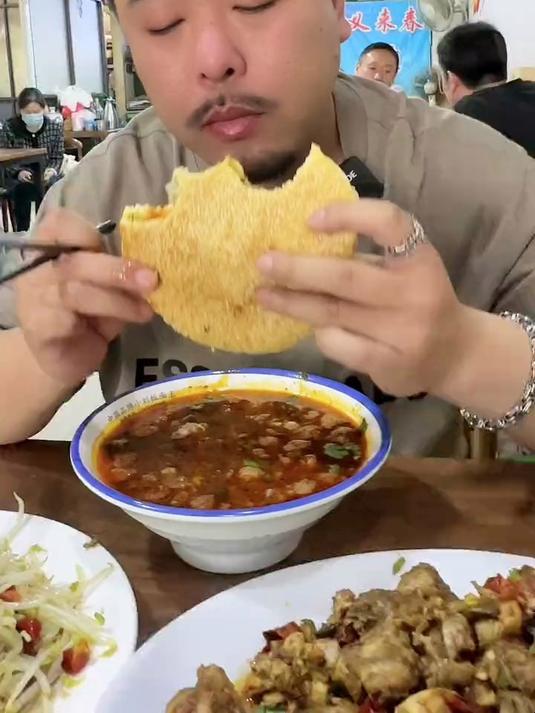 来徐州吃羊肉的方式有哪些,羊盘肠烧饼配羊肉汤,再来个羊三宝