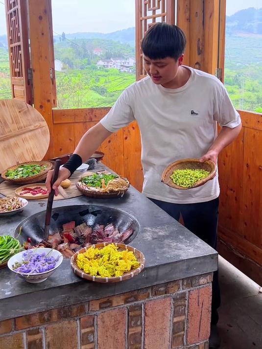 简简单单做一餐腊肉怎么做都吃不腻美滋滋家乡的味道#农家柴火烟熏腊肉