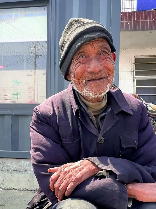 街角卖菜的爷爷,与之对话让人心酸不已