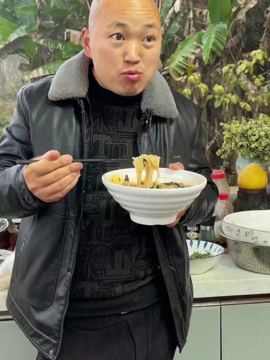 过年了,家里有腊味的可以试试这道腊味拼盘面……