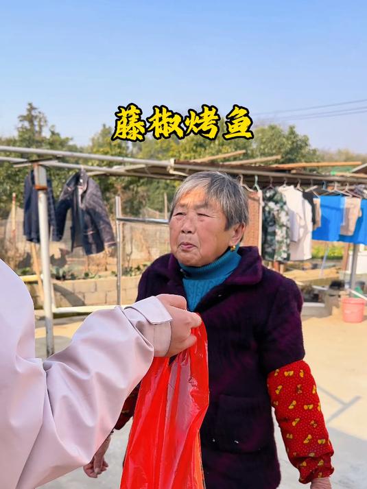 我和嗯妈两个人就能吃完这盘烤鱼