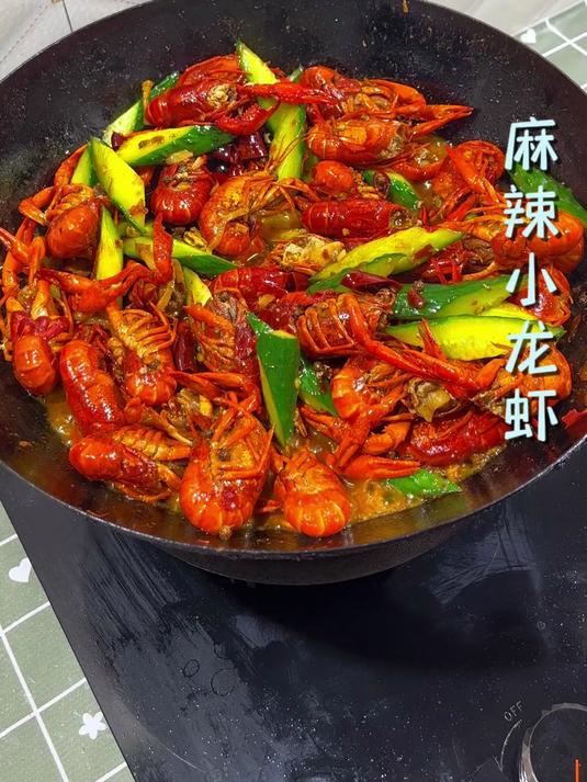 做了个家庭版麻辣小龙虾,麻辣鲜嫩,一口一个,吃的太满足了