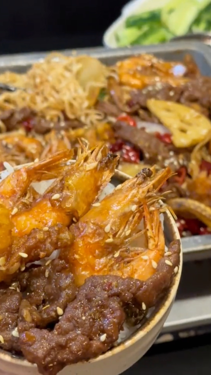 干锅鸡肉跟虾,配上方便面真是绝了,一大份三个人吃刚刚好