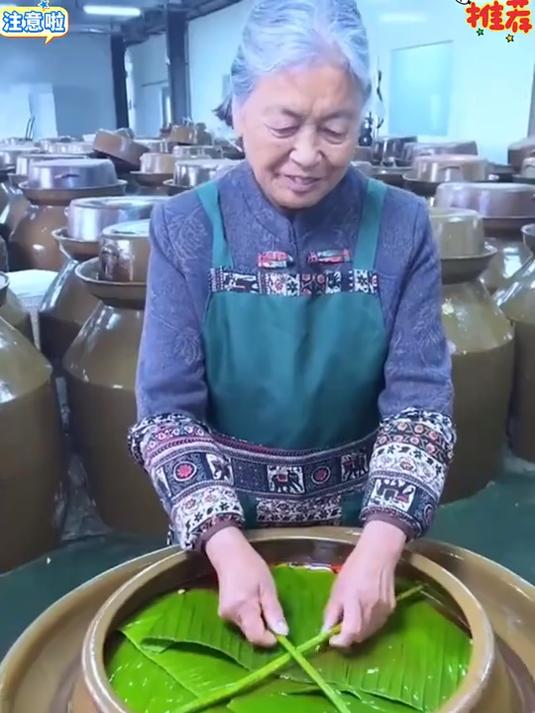 新鲜藕芽经秘制卤泡，酸辣脆爽超入味，佐粥佐餐都绝配