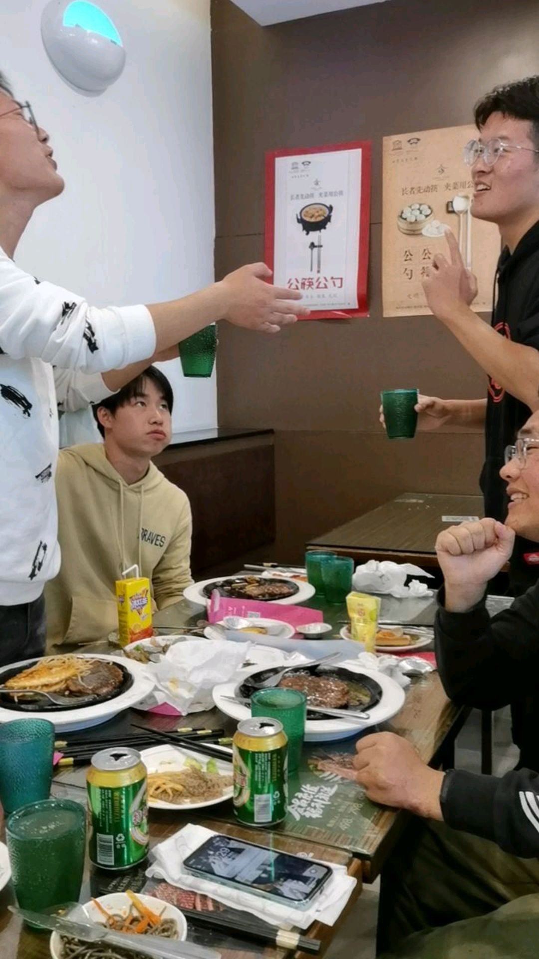 喝酒杯杯碰,养鱼还是能干啥