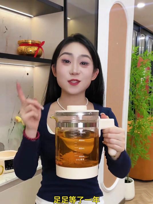 天气冷了大容量养生壶赶紧安排上，72小时恒温，煮果茶花茶很方便