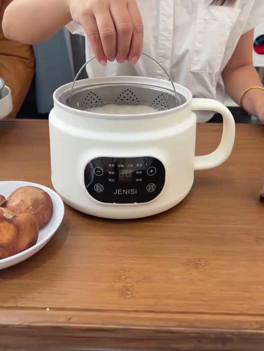 这个多功能电煮锅不仅能上蒸下煮,煮面涮火锅、煎蛋炒菜轻松搞定