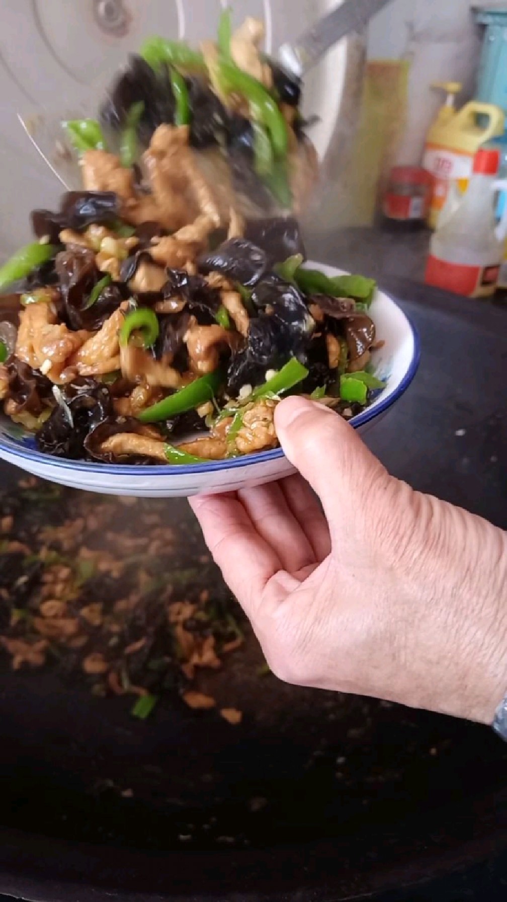 家庭版尖椒炒肉丝,配上一碗刀削面,简单美味