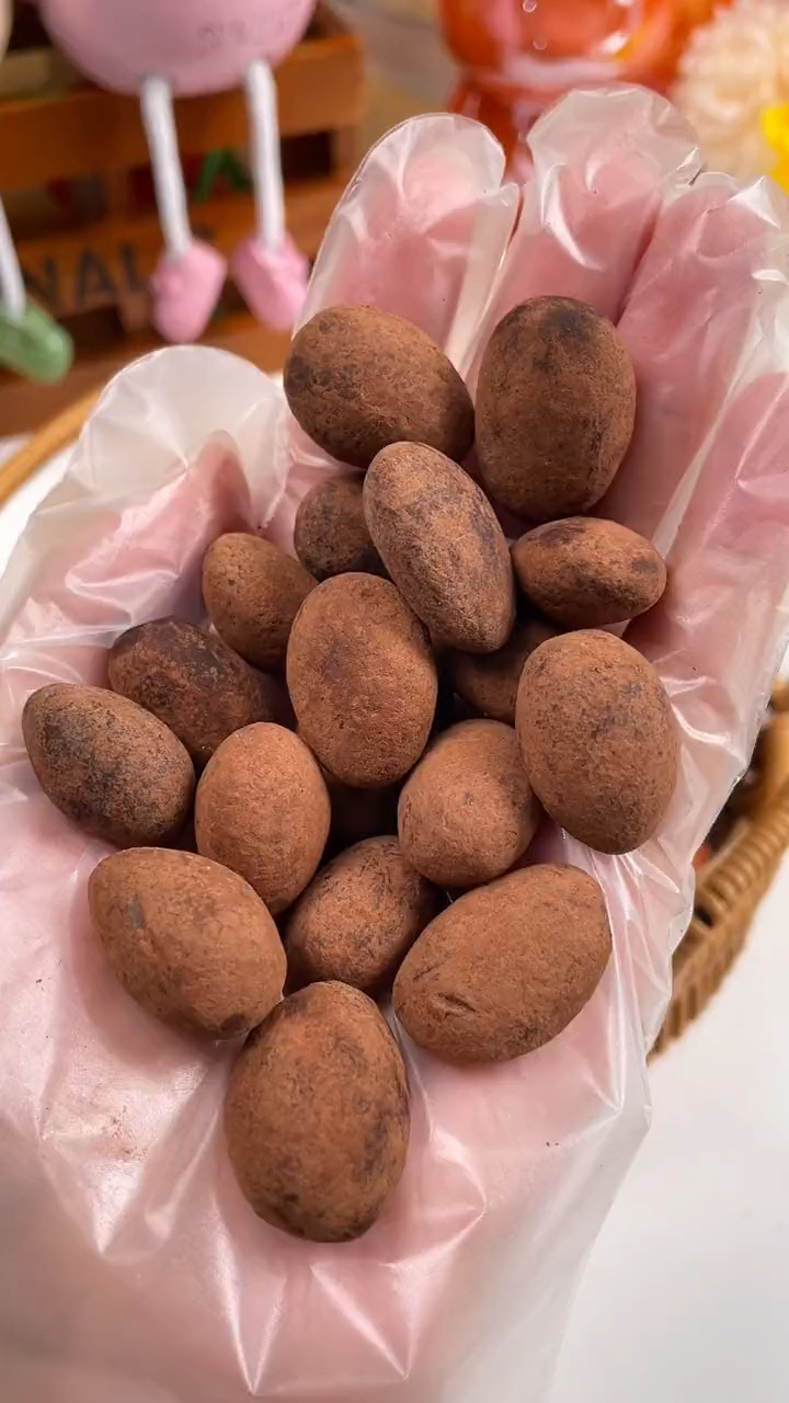 马来西亚进口的巧克力巴旦木,纯可可的,口酥脆,真的好吃又解馋!
