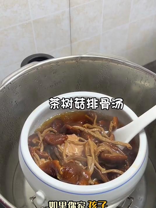 养生汤新潮流:茶树菇排骨汤成白领最爱