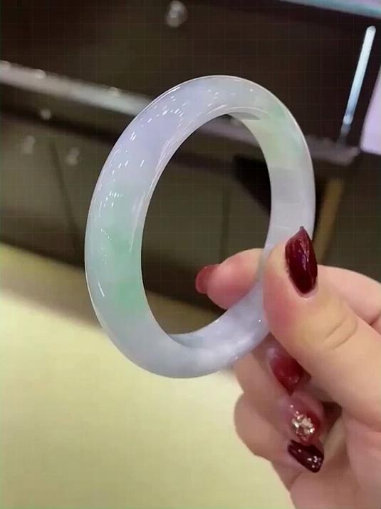 紫绿搭配手镯,质地细腻,尽显珠宝典雅气质