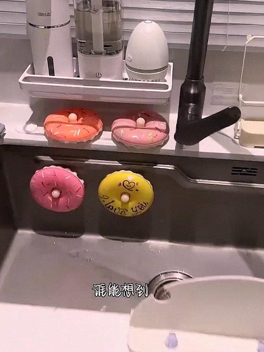 厨房清洁小萌物→甜甜圈海绵擦手感柔软，去污力在线，耐用不变形，洗碗洗盘子都超省心！#好物推