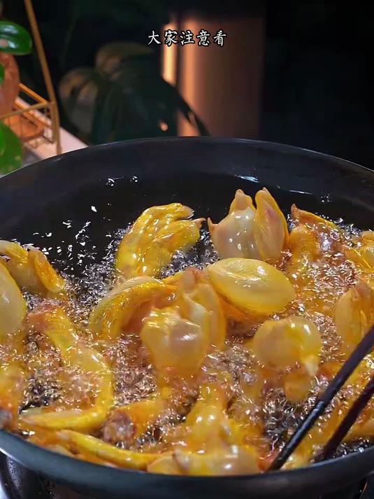 这是摆摊三十年一直都卖得很好的椒盐紫苏鸭掌