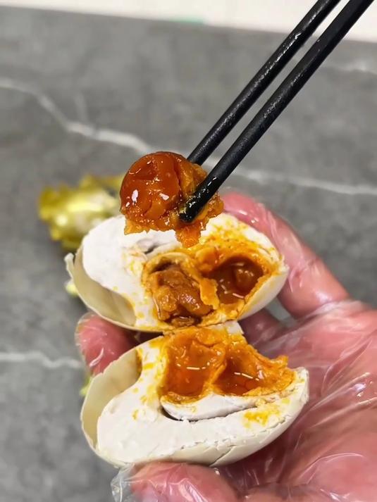 单黄鸭蛋普通,双黄烤海鸭蛋香到离谱!?