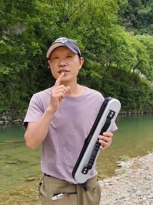 短节碳素鱼竿套装 喜欢玩溪流钓、钓鲫鱼鲤鱼的,携带方便,品质做工都很好,关键还搭配了一个硬