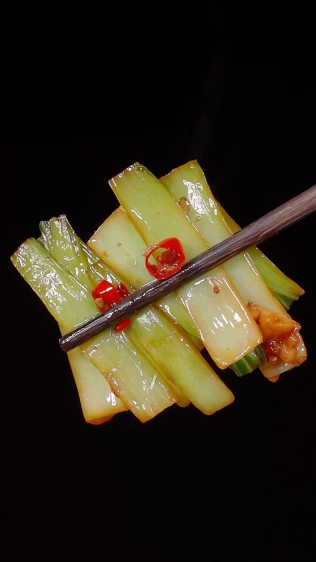 青菜不要总是按照传统的做法炒着吃了,你就像我这样做一次试试,清脆爽口,越吃越想吃