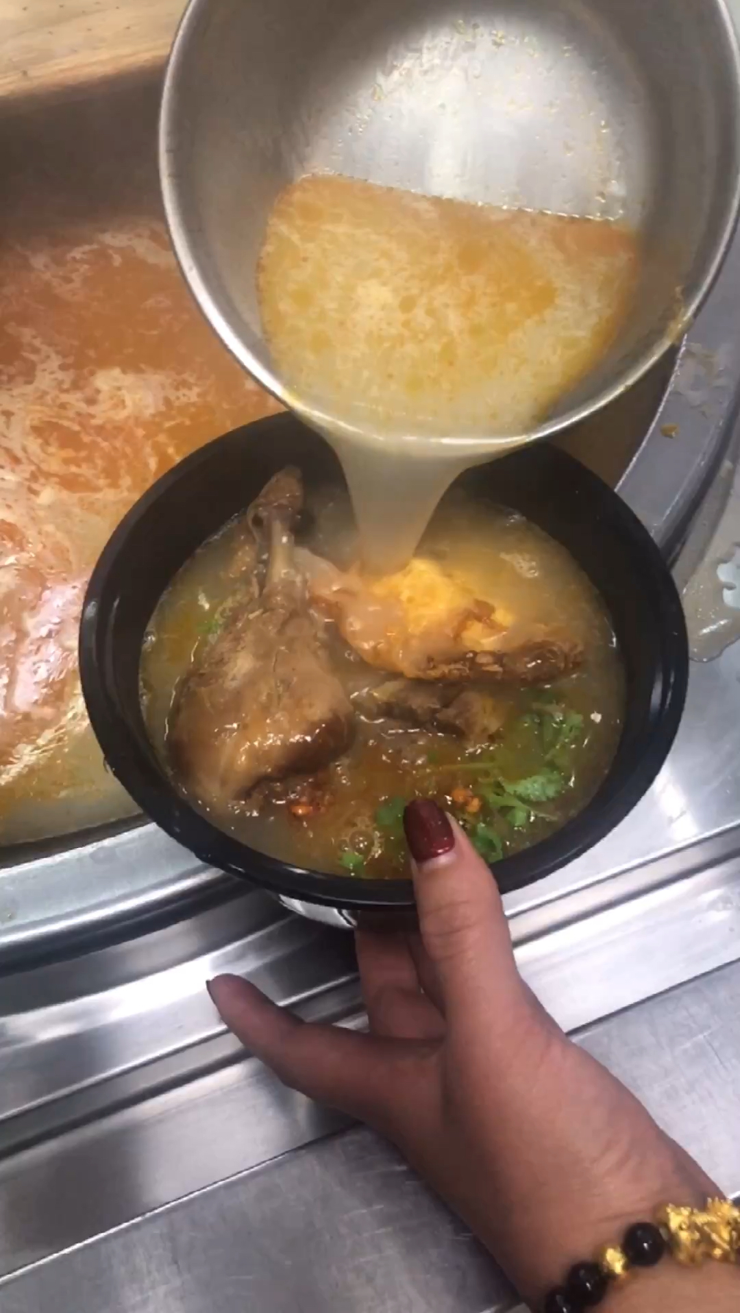 风靡全球的淮南牛肉汤,牛肉汤起源于淮南也盛于淮南,做的好满屋飘香,生意火爆。