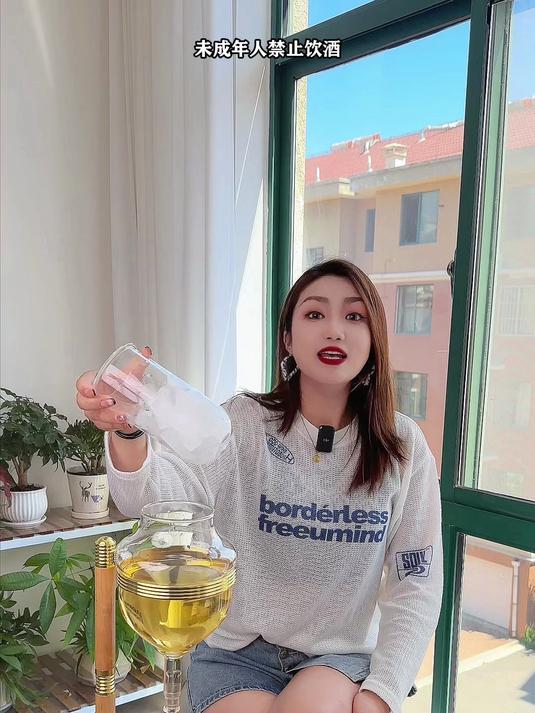 一定要尝尝冰镇爽口的天山白葡萄酒,纯葡萄酿的喝的更放心!