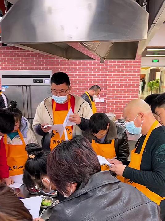 小锅炒鸡总是做不好?跟着大师学这几招,保证生意红火!