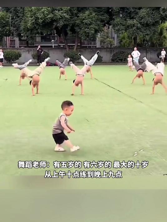 小孩哥秀肌肉给奶奶看 奶奶笑不停,自信超亮眼 小小年纪有腹肌