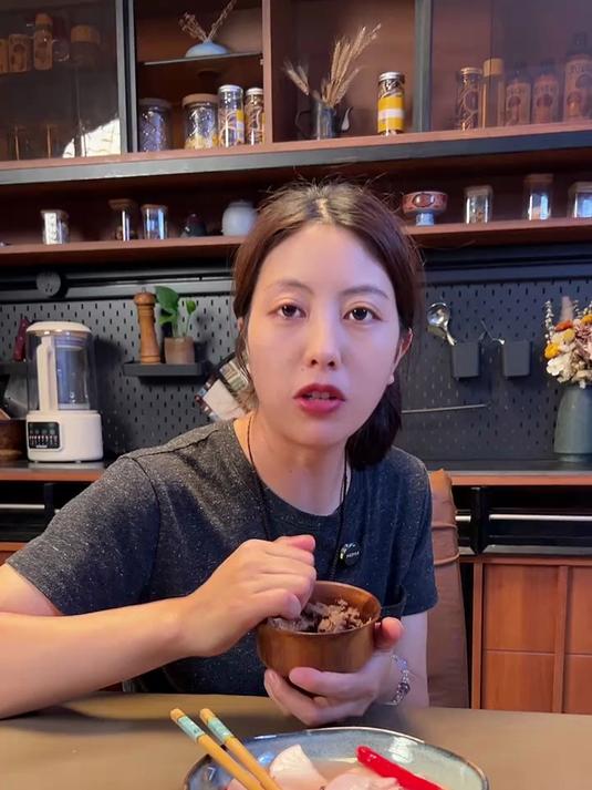 晚上八点半,教大家做红萝卜泡菜