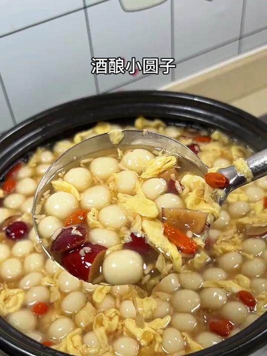幸福有很多种,冬天有人给你做酒酿鸡蛋圆子也是一种