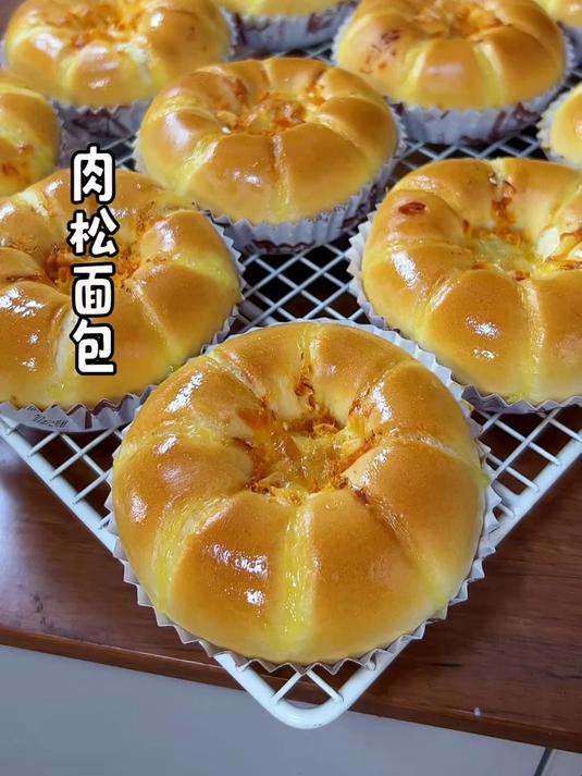 咸香松软的肉松面包