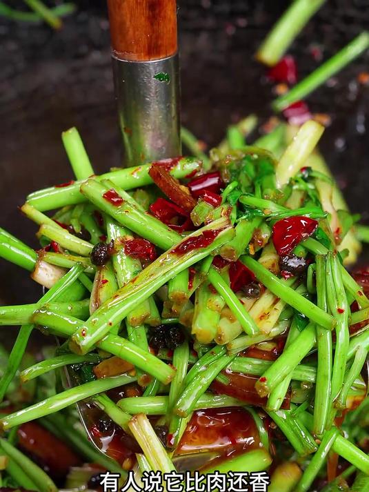 春天的野菜根本吃不完,就这个水芹菜炒腊肉满嘴都是大自然的味道