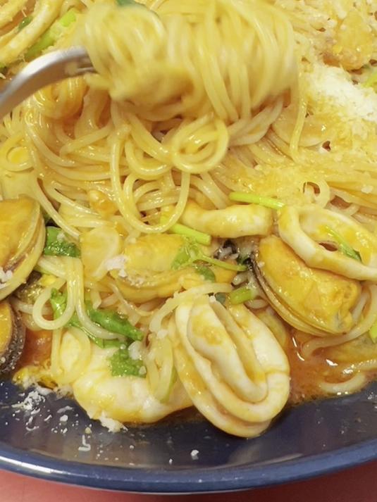 番茄海鲜意面只要把食材放进锅里就可以了