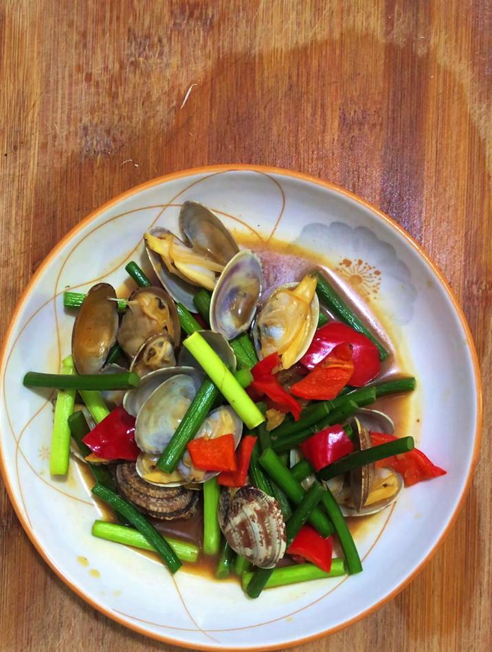 爆炒花甲的家常做法,花甲像我这样爆炒蒜苔,简单好吃