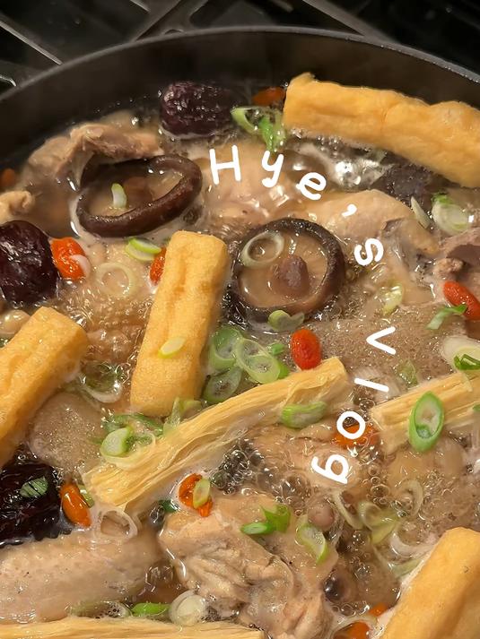 今天来粗～香菇椰子竹笙鸡汤