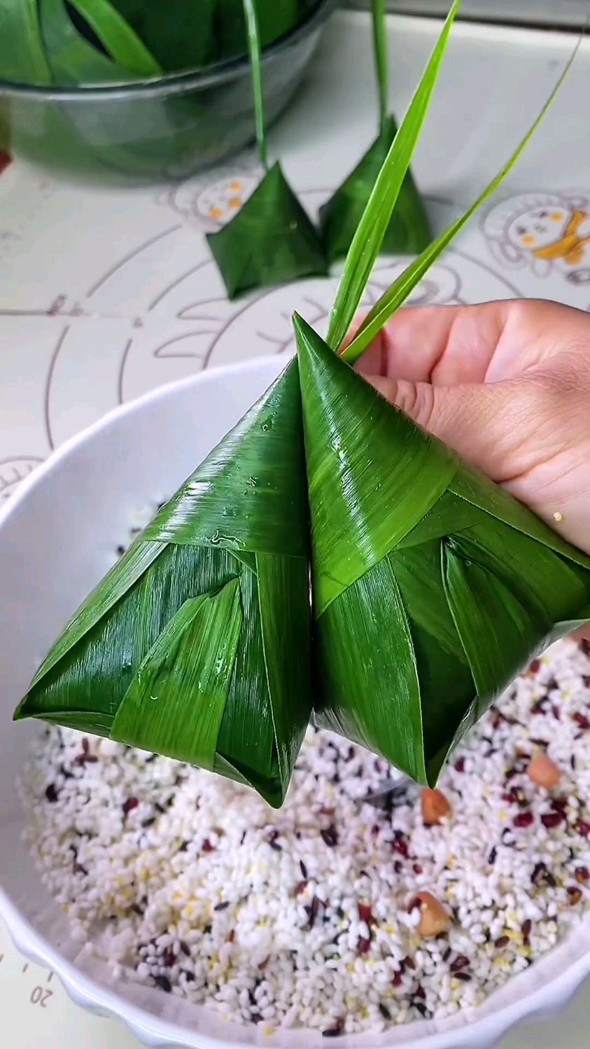 一看就会的无绳粽子包法