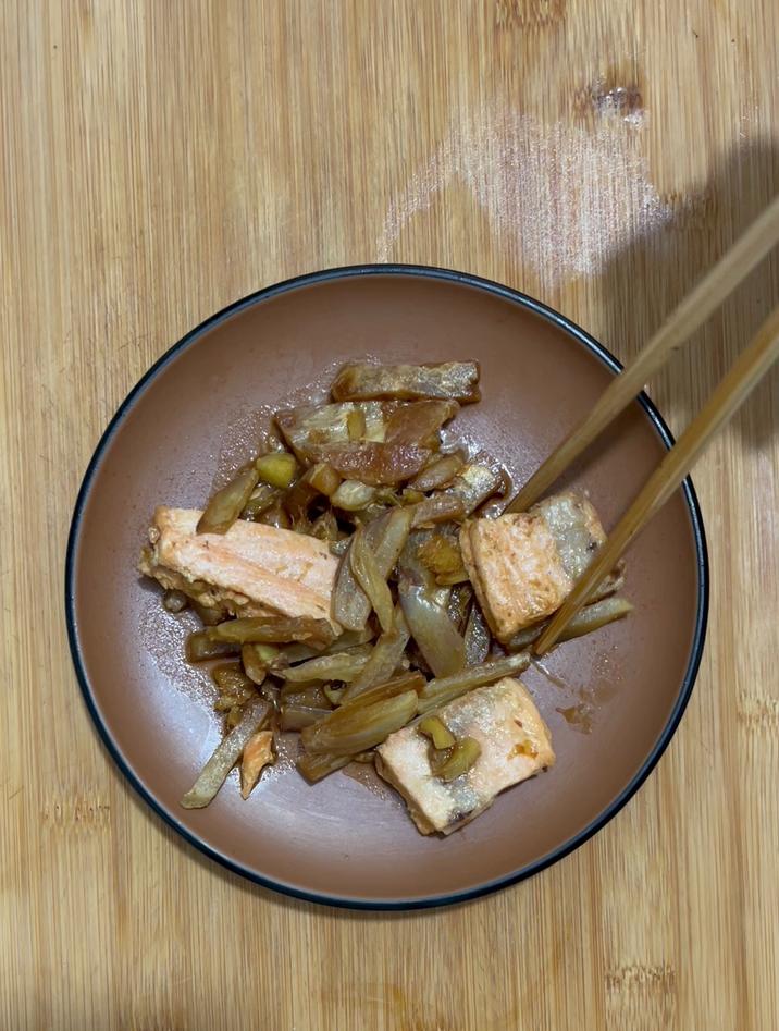 红鳟鱼怎么做好吃又简单，跟我这样烧茄子，简单好吃